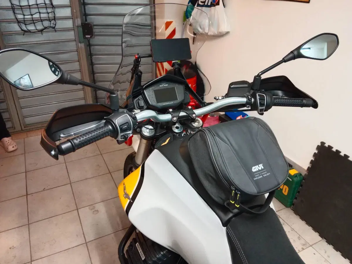 Moto Guzzi V85 TT Evocative Graphics (2019 - 20) (17)