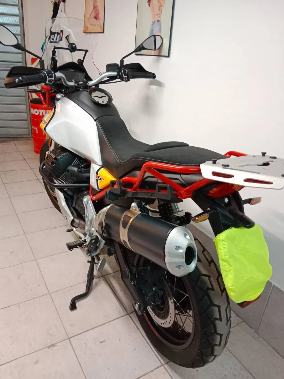 Moto Guzzi V85 TT Evocative Graphics (2019 - 20) (18)