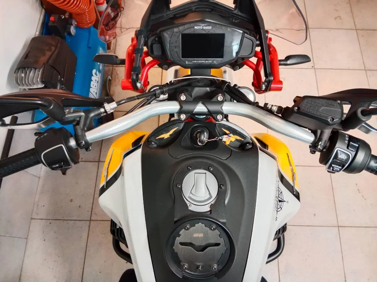 Moto Guzzi V85 TT Evocative Graphics (2019 - 20) (19)