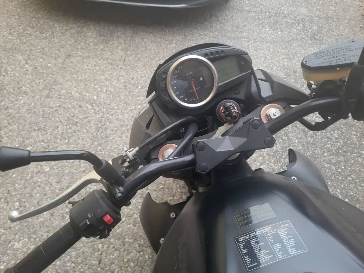 Kawasaki Z 750 R (2011 - 14) (9)