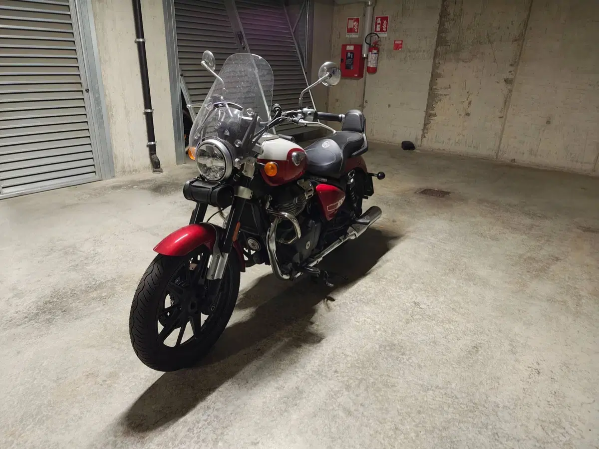 Royal Enfield Super Meteor 650 (2023 - 26) (4)