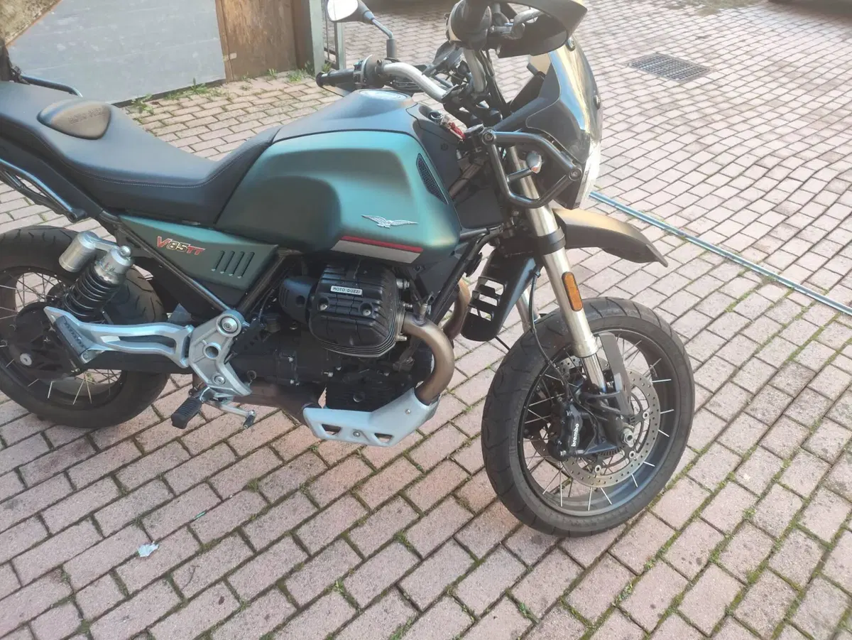 Moto Guzzi V85 TT (2021 - 23) (3)
