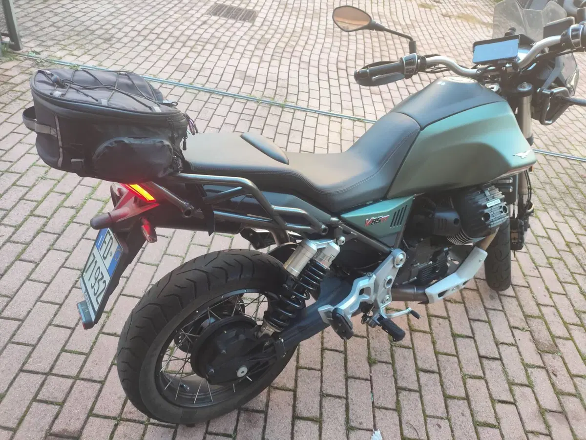 Moto Guzzi V85 TT (2021 - 23) (4)
