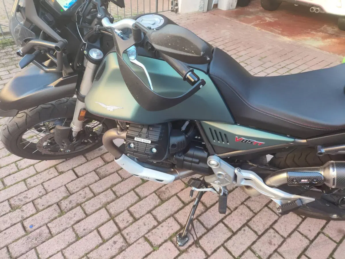Moto Guzzi V85 TT (2021 - 23) (6)