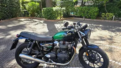 Triumph Speed Twin 900 Stealth Edition (2024) usata