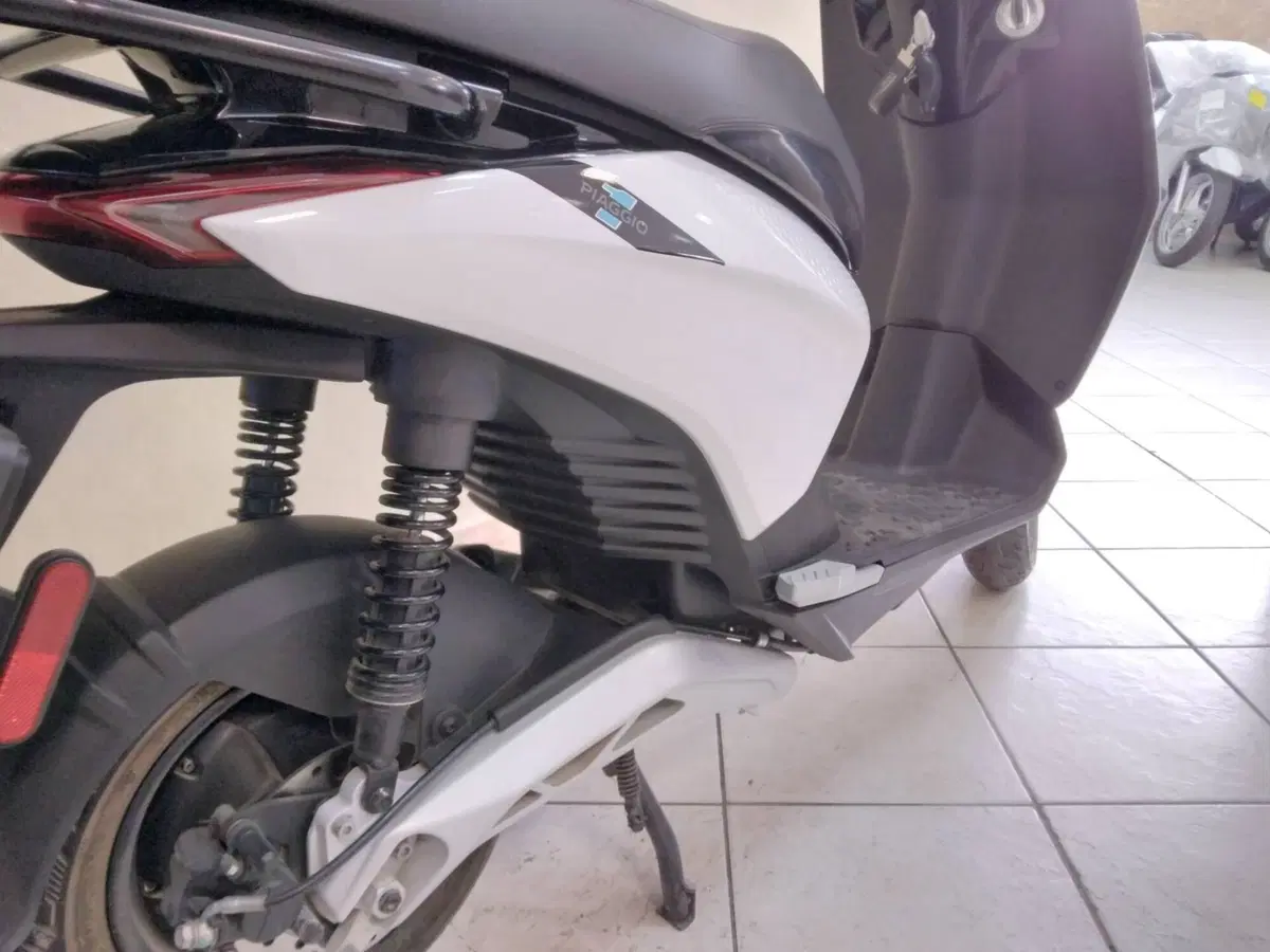 Piaggio 1 Active (2022 - 26) (9)