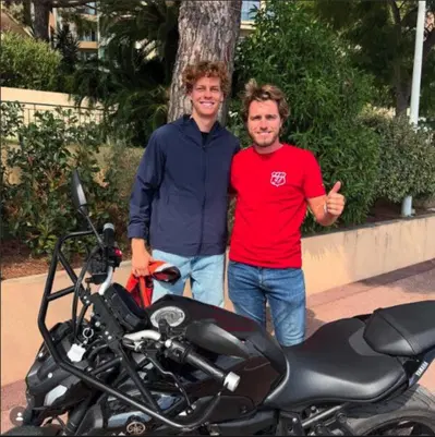 Jannik Sinner ce l'ha fatta: ha preso la patente della moto!