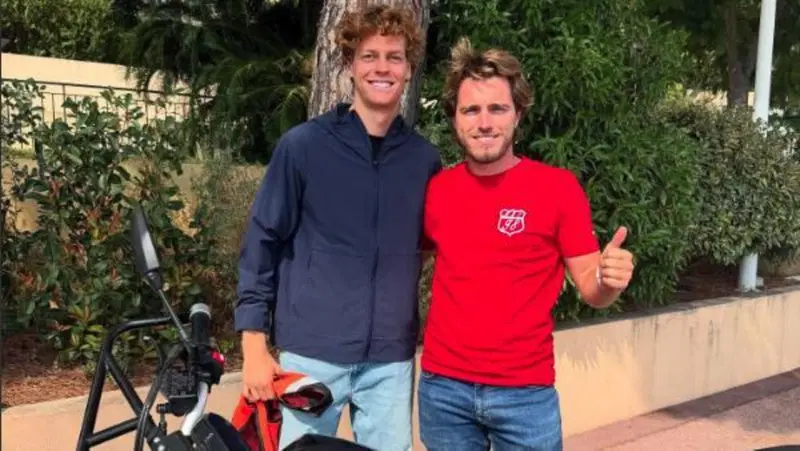 Jannik Sinner ce l'ha fatta: ha preso la patente della moto!