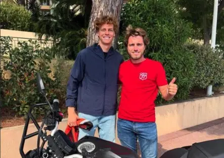 Jannik Sinner ce l'ha fatta: ha preso la patente della moto!