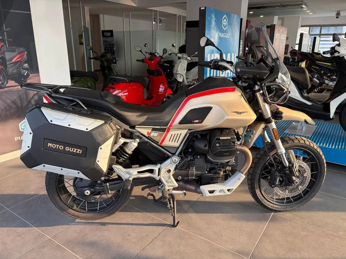 Moto Guzzi V85 TT Travel (2021 - 23) (4)