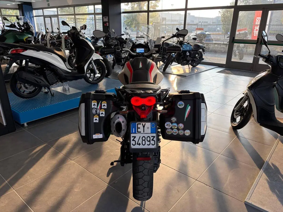 Moto Guzzi V85 TT Travel (2021 - 23) (6)