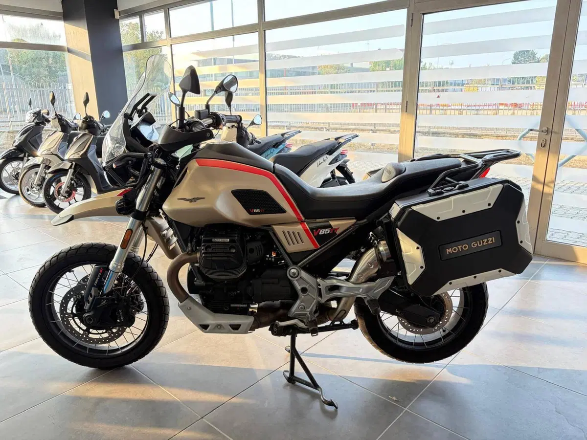 Moto Guzzi V85 TT Travel (2021 - 23) (8)