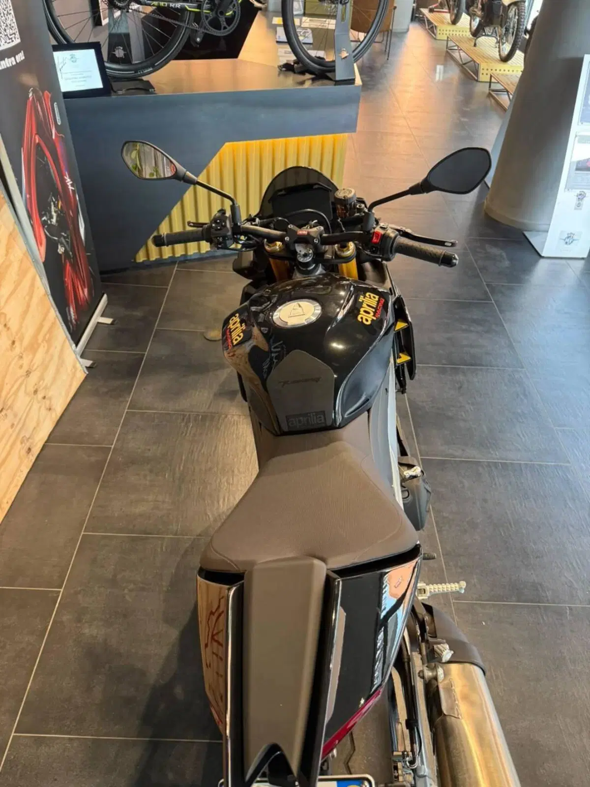 Aprilia Tuono V4 Factory (2021 - 24) (8)