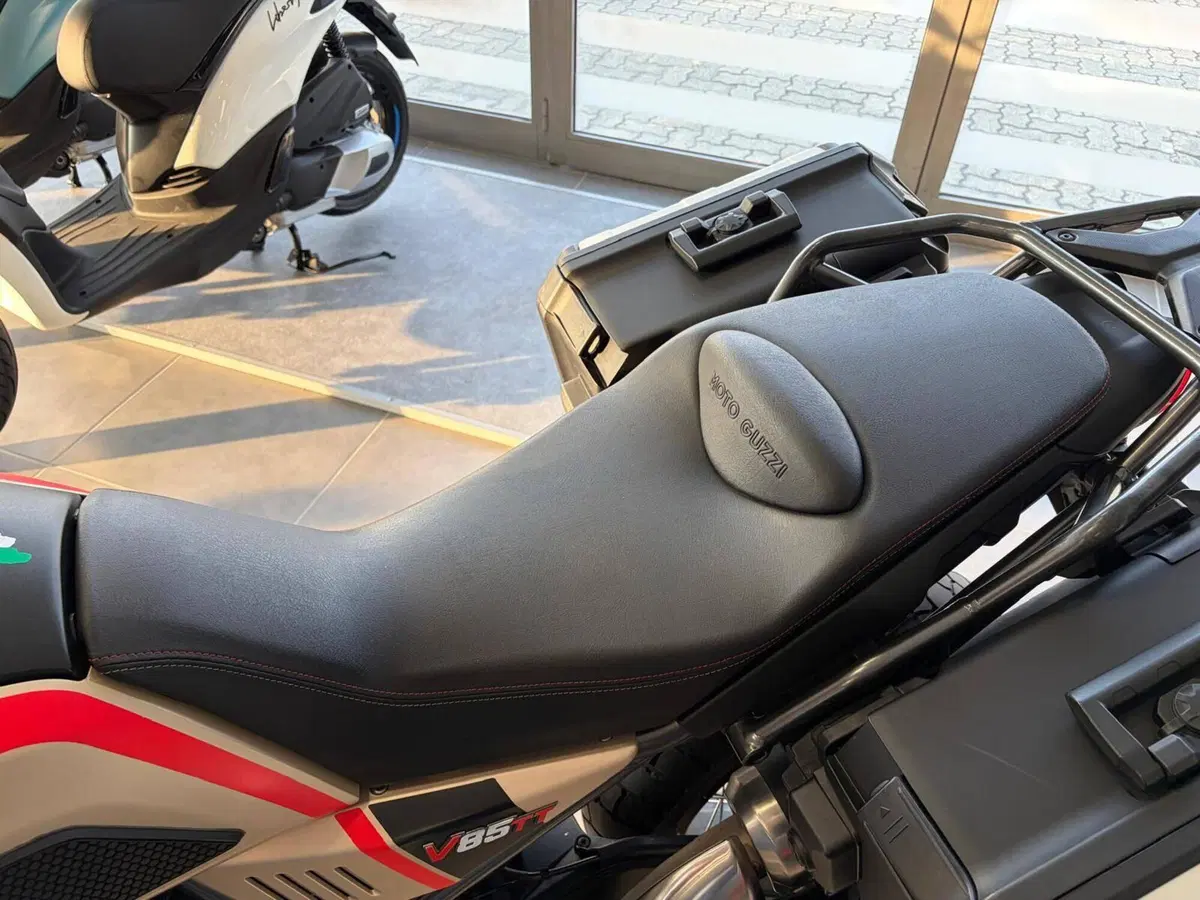 Moto Guzzi V85 TT Travel (2021 - 23) (10)