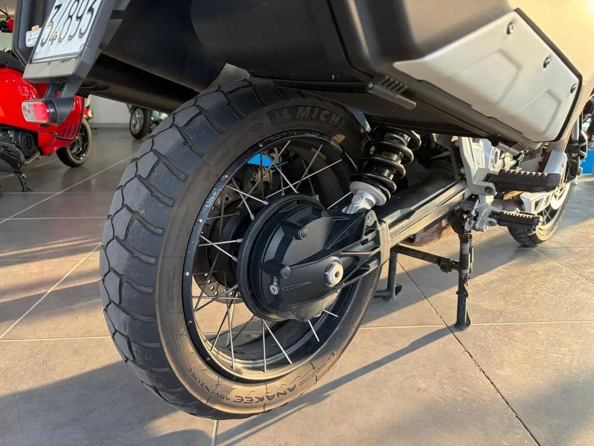 Moto Guzzi V85 TT Travel (2021 - 23) (12)
