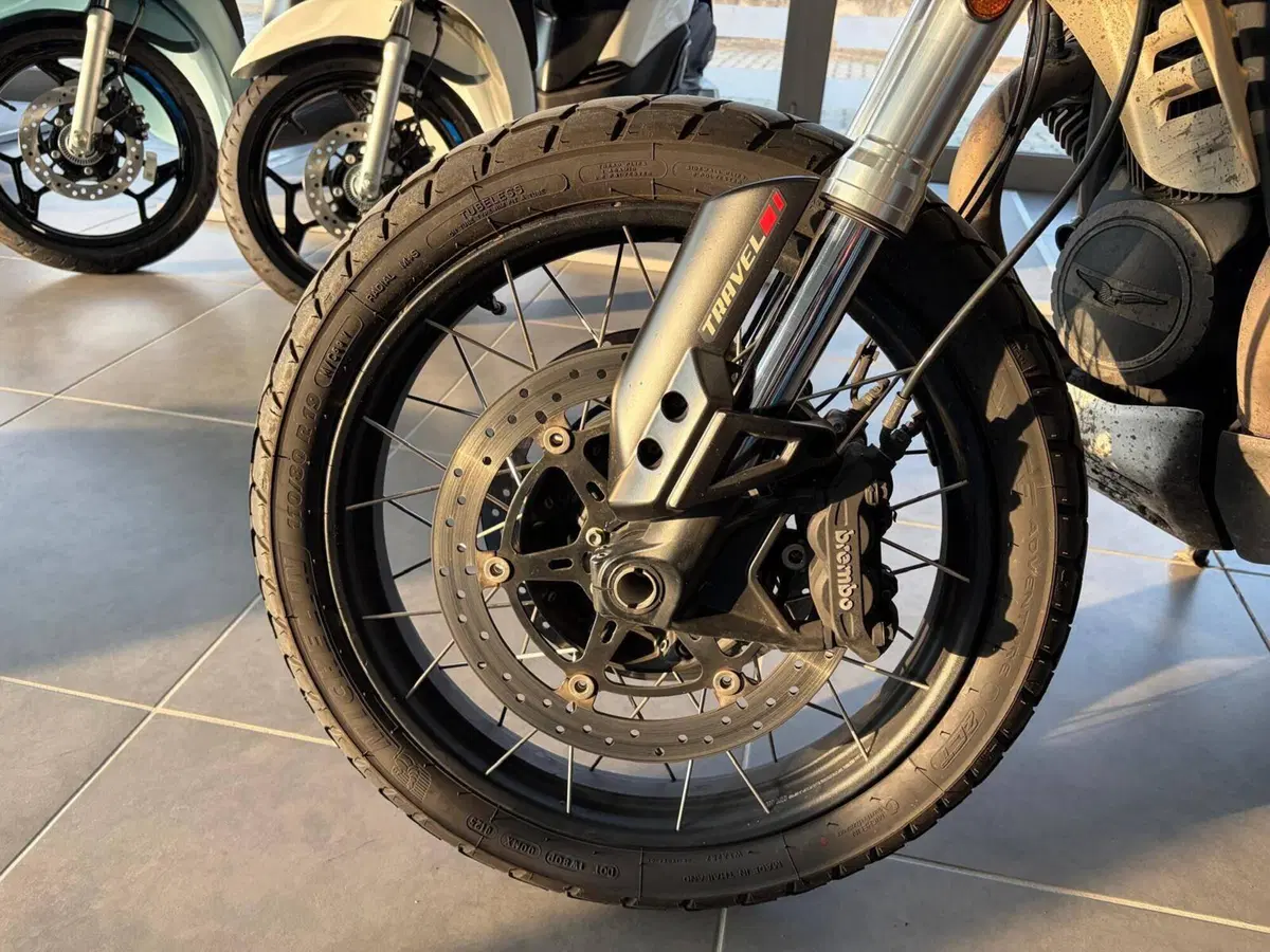 Moto Guzzi V85 TT Travel (2021 - 23) (14)