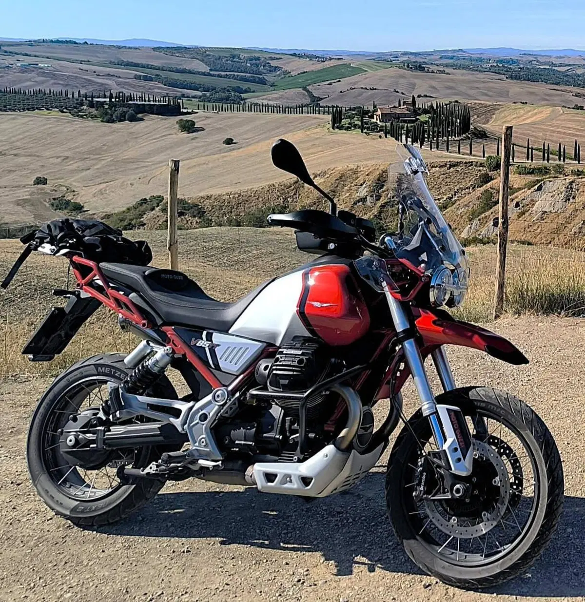 Moto Guzzi V85 TT Centenario (2021 - 22) (2)