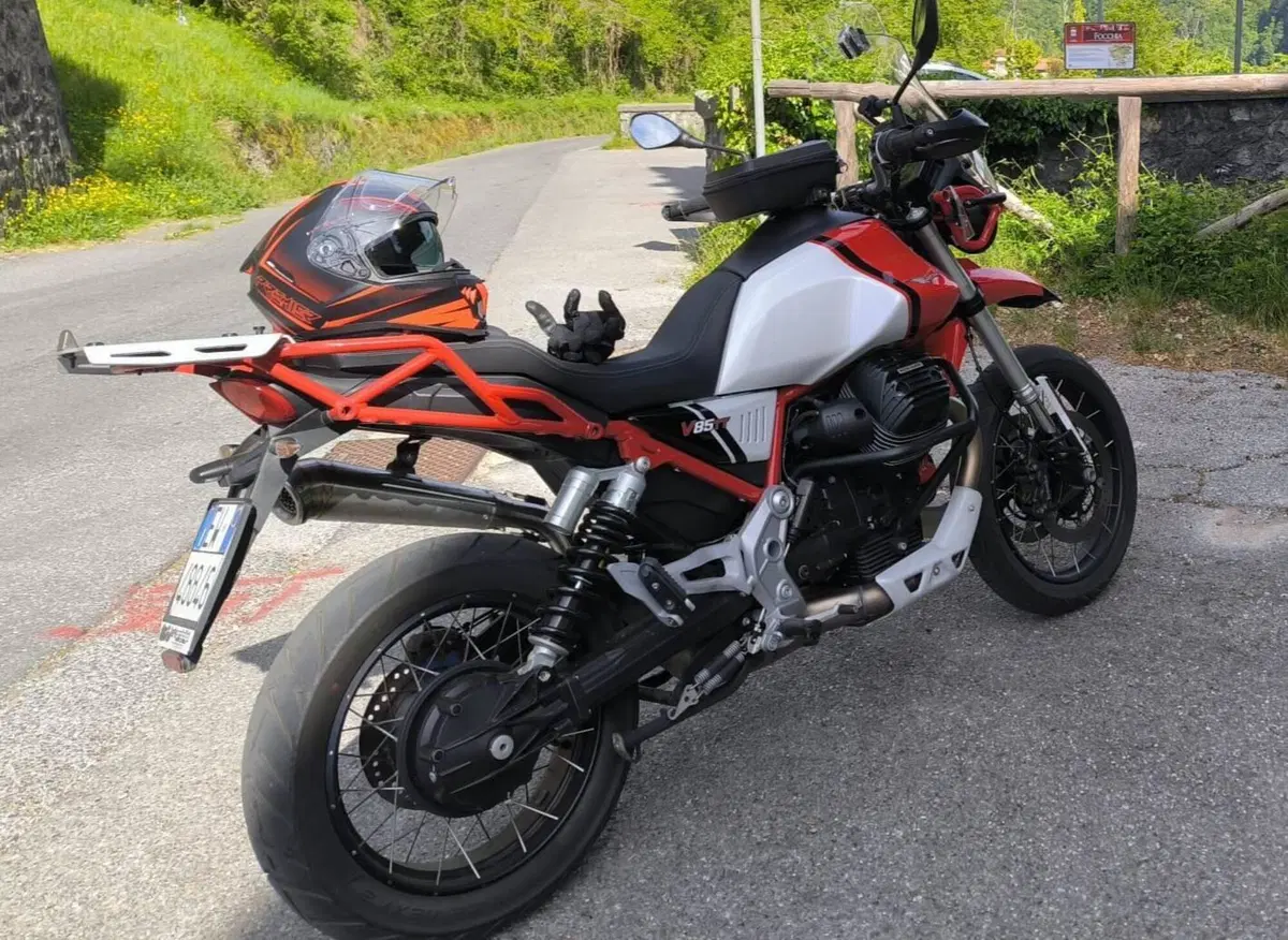 Moto Guzzi V85 TT Centenario (2021 - 22) (4)