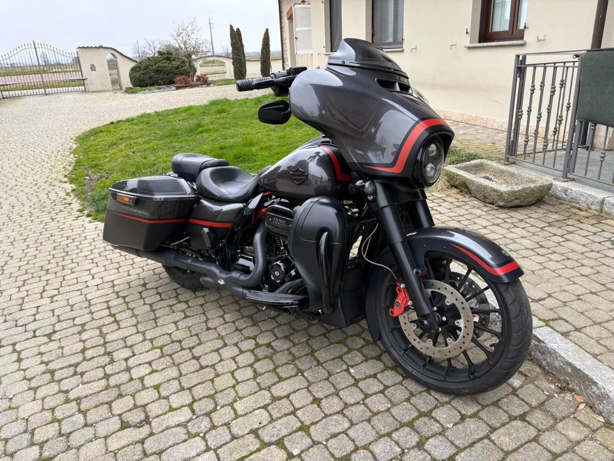 Harley-Davidson 117 Street Glide (2018 - 20) - FLHXSE (2)