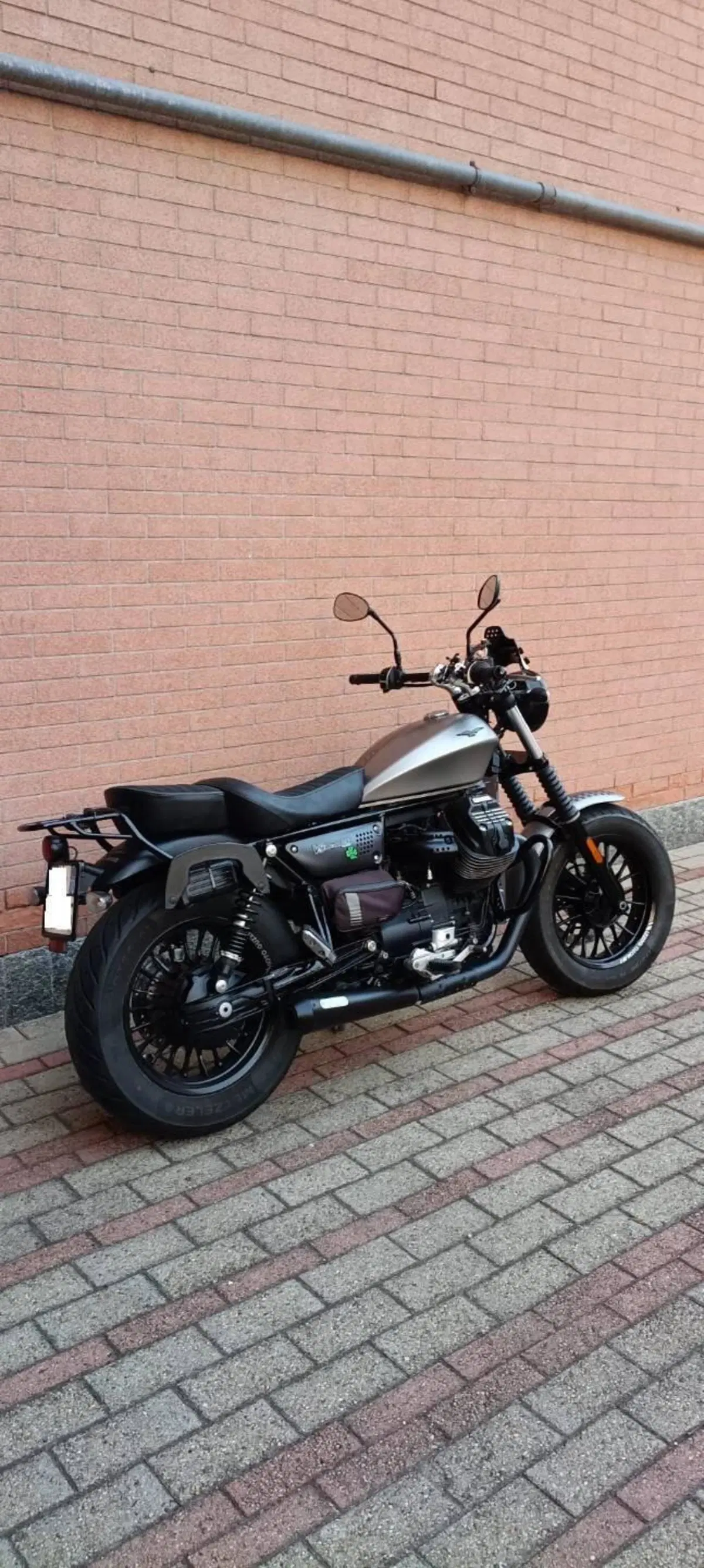 Moto Guzzi V9 Bobber (2018 - 20) (2)