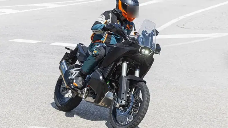 Nuova KTM 990 Adventure, i muletti si sdoppiano: in arrivo anche la versione R?