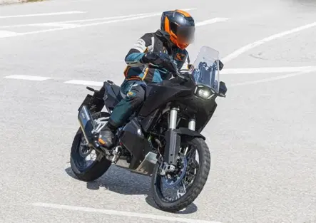 Nuova KTM 990 Adventure, i muletti si sdoppiano: in arrivo anche la versione R?