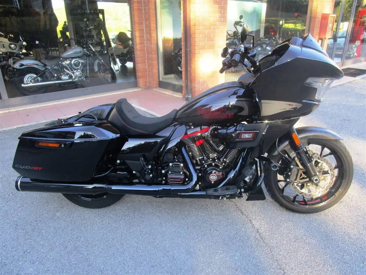 Harley-Davidson CVO Road Glide ST (2024)