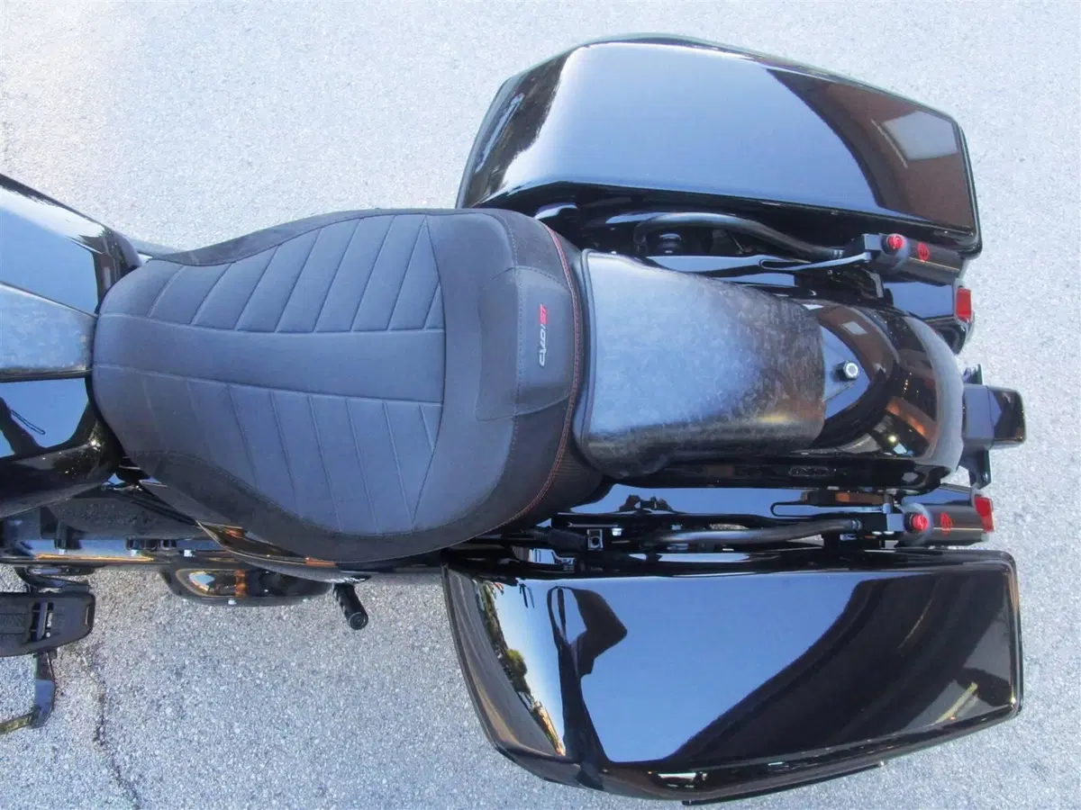 Harley-Davidson CVO Road Glide ST (2024) (8)