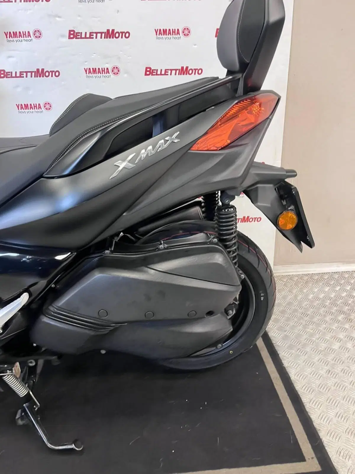 Yamaha X-Max 300 Iron Max (2019 - 20) (8)