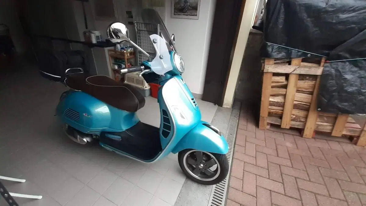 Vespa GTS 300 ABS Settantesimo (2016) (2)