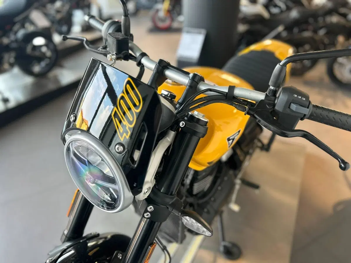 Triumph Tracker 400 (2026) (4)