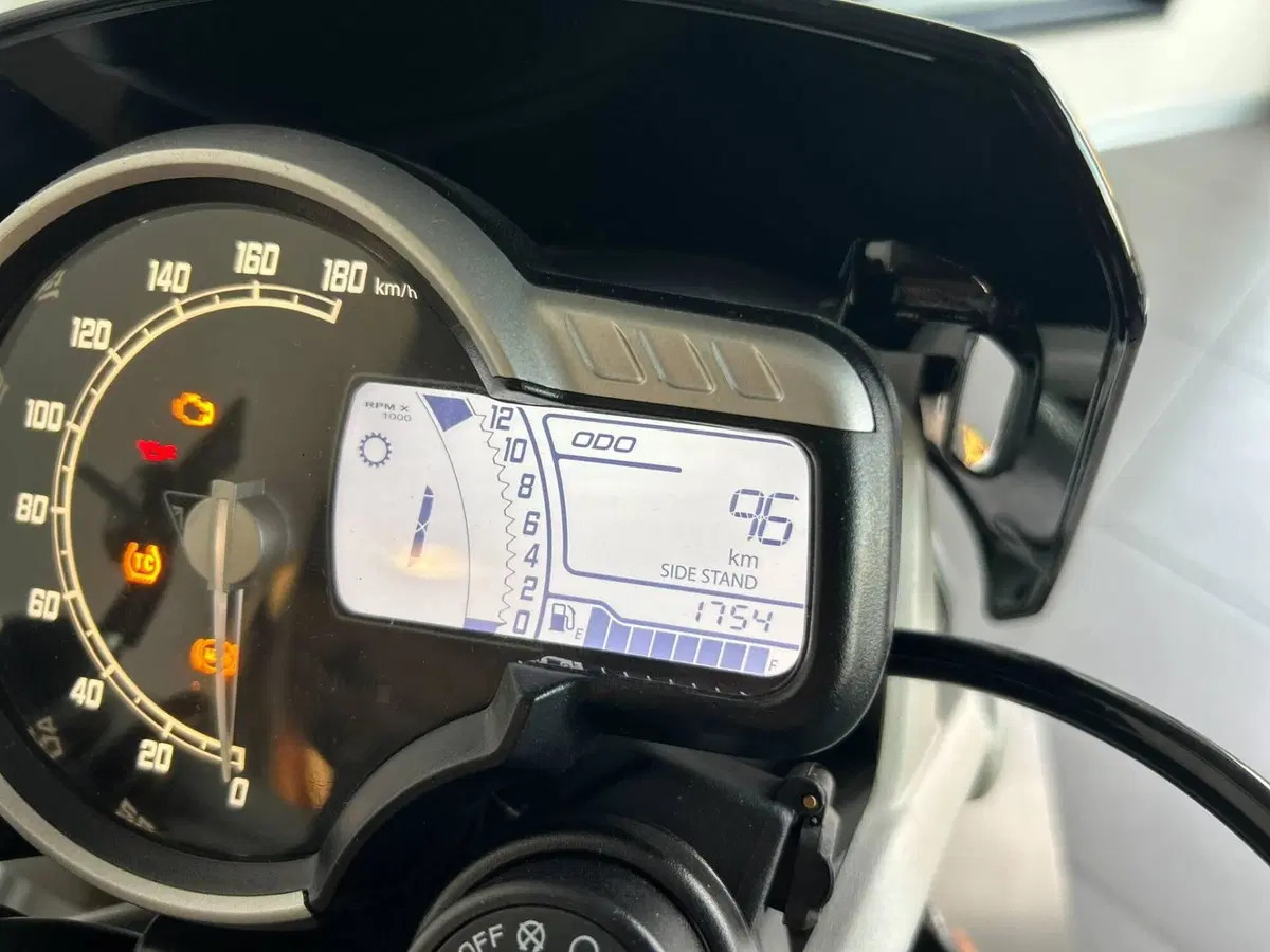 Triumph Tracker 400 (2026) (5)