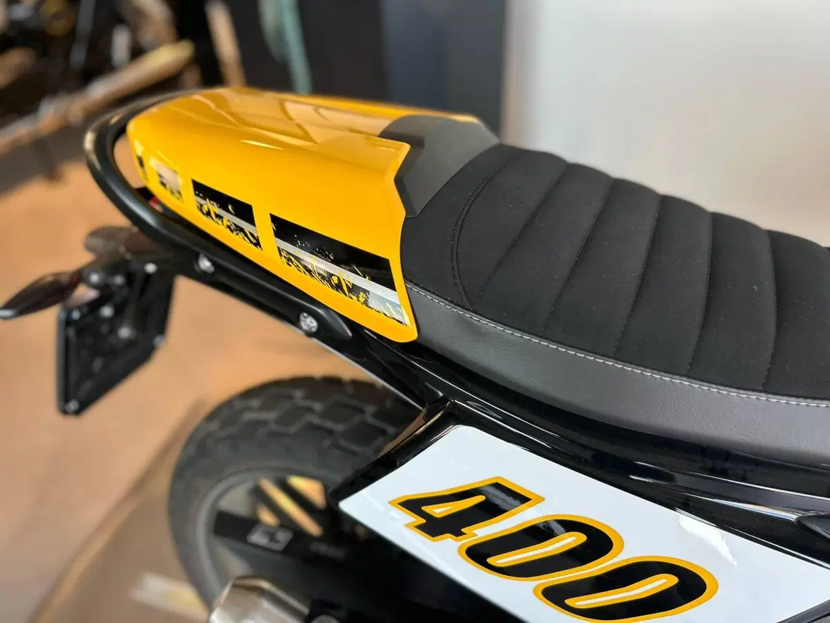 Triumph Tracker 400 (2026) (7)