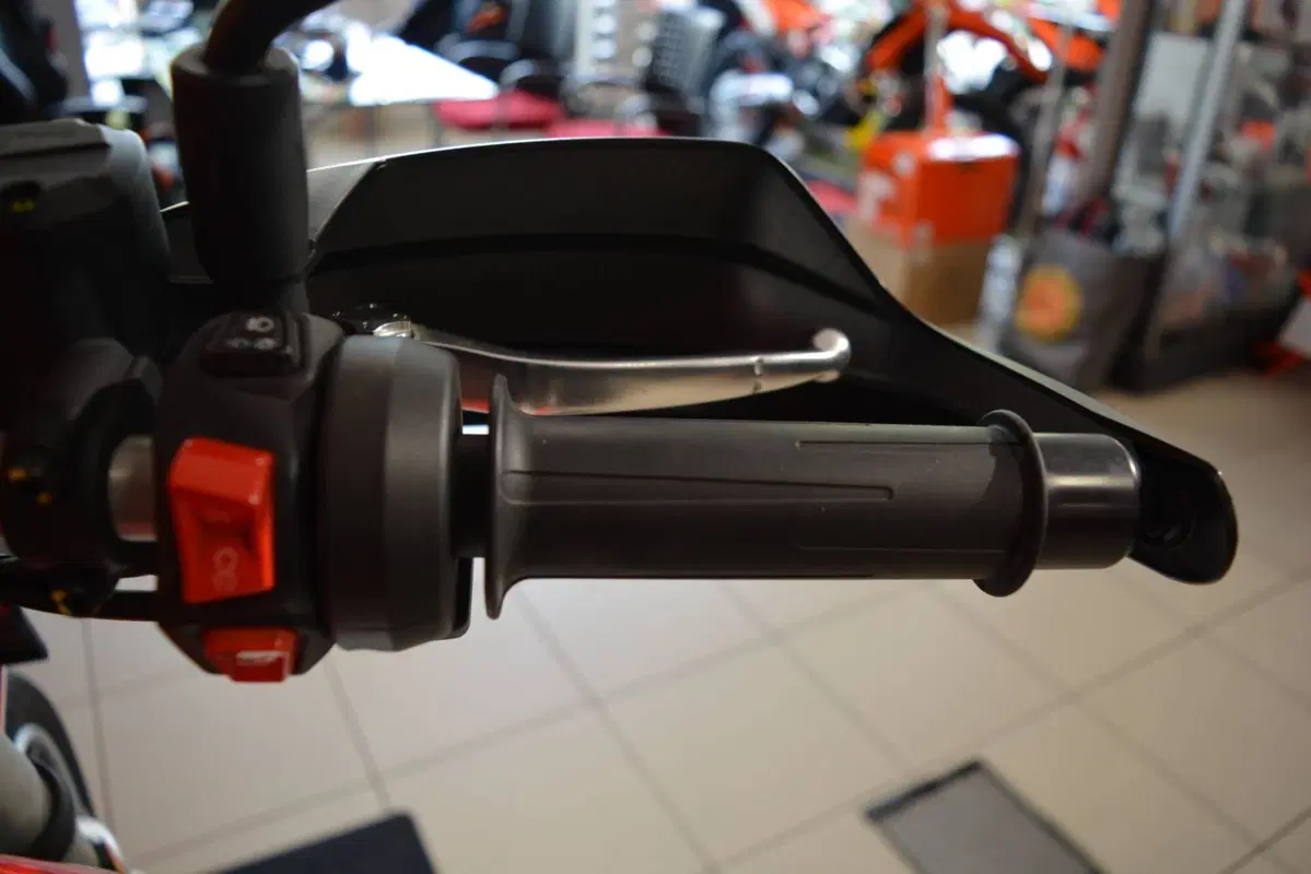 Moto Guzzi V85 TT (2024 - 26) (13)