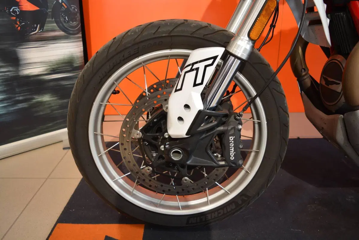 Moto Guzzi V85 TT (2024 - 26) (17)