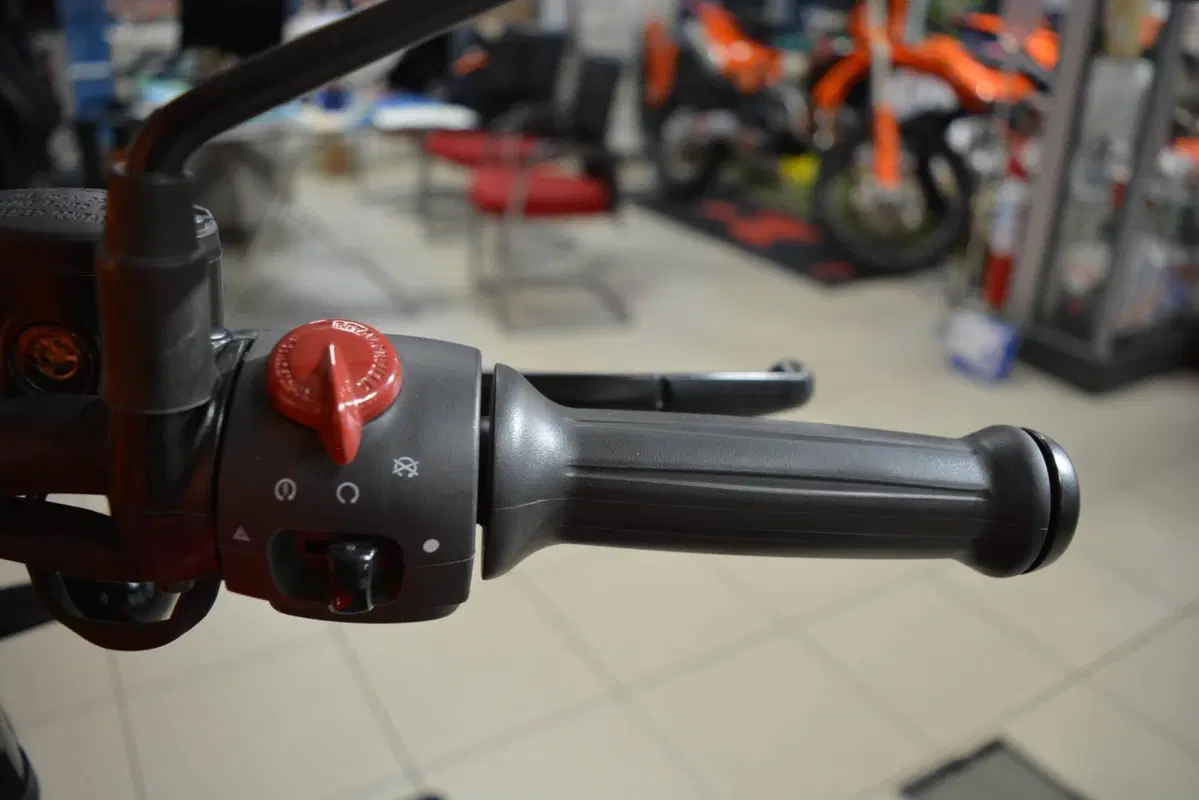Royal Enfield Meteor 350 (2021 - 26) (10)
