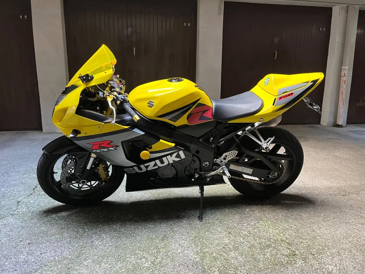 Suzuki GSX R 750 (2004 - 05) (2)