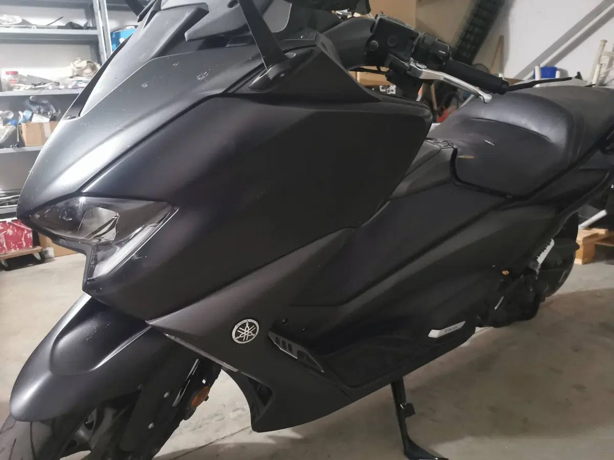 Yamaha T-Max 560 20° anniversario (2021) (2)