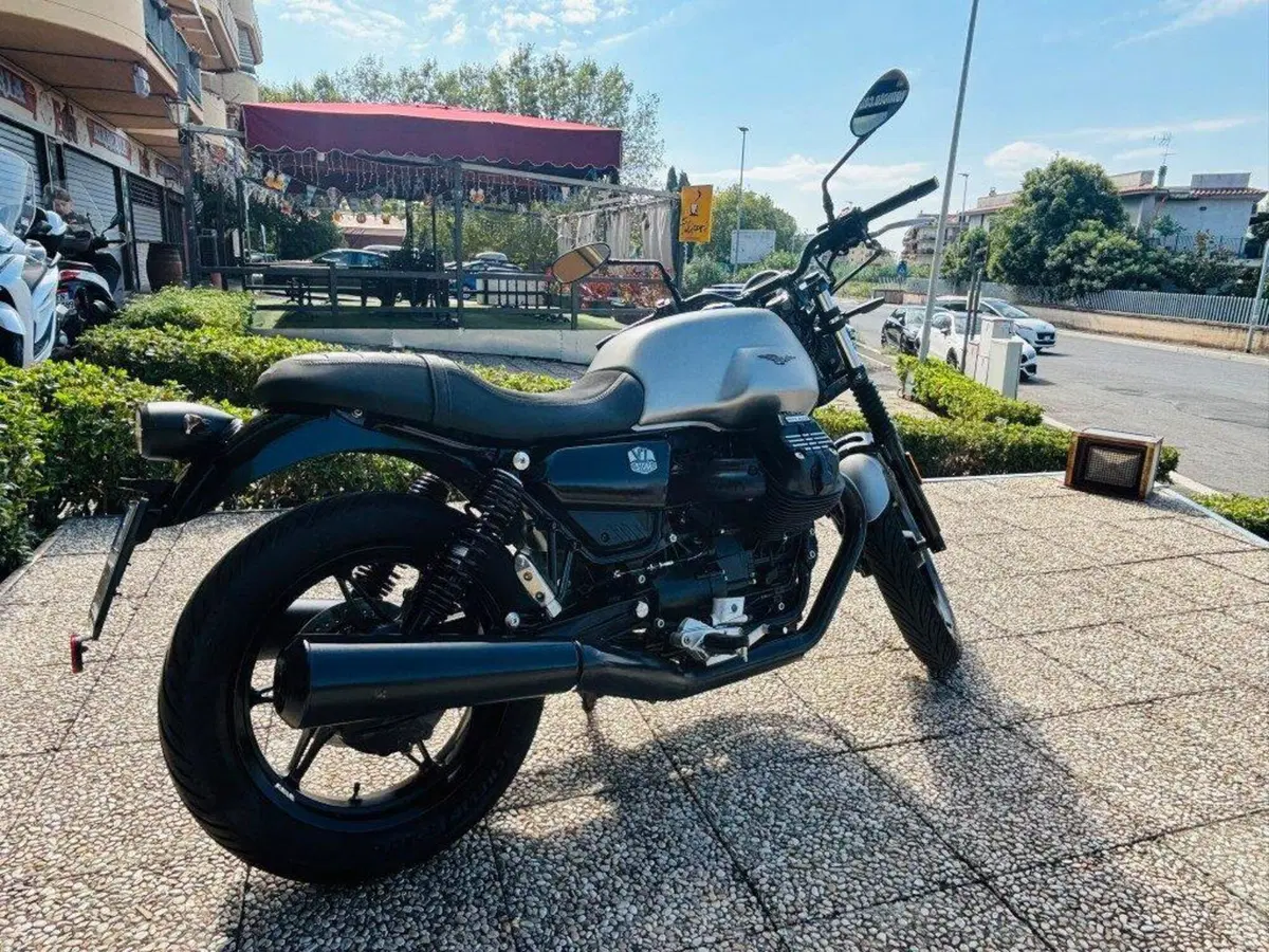Moto Guzzi V7 Stone (2021 - 24) (4)