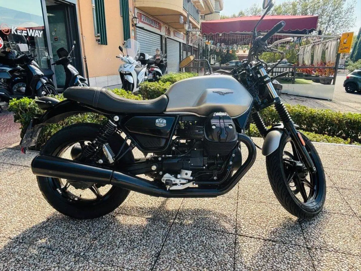 Moto Guzzi V7 Stone (2021 - 24) (6)