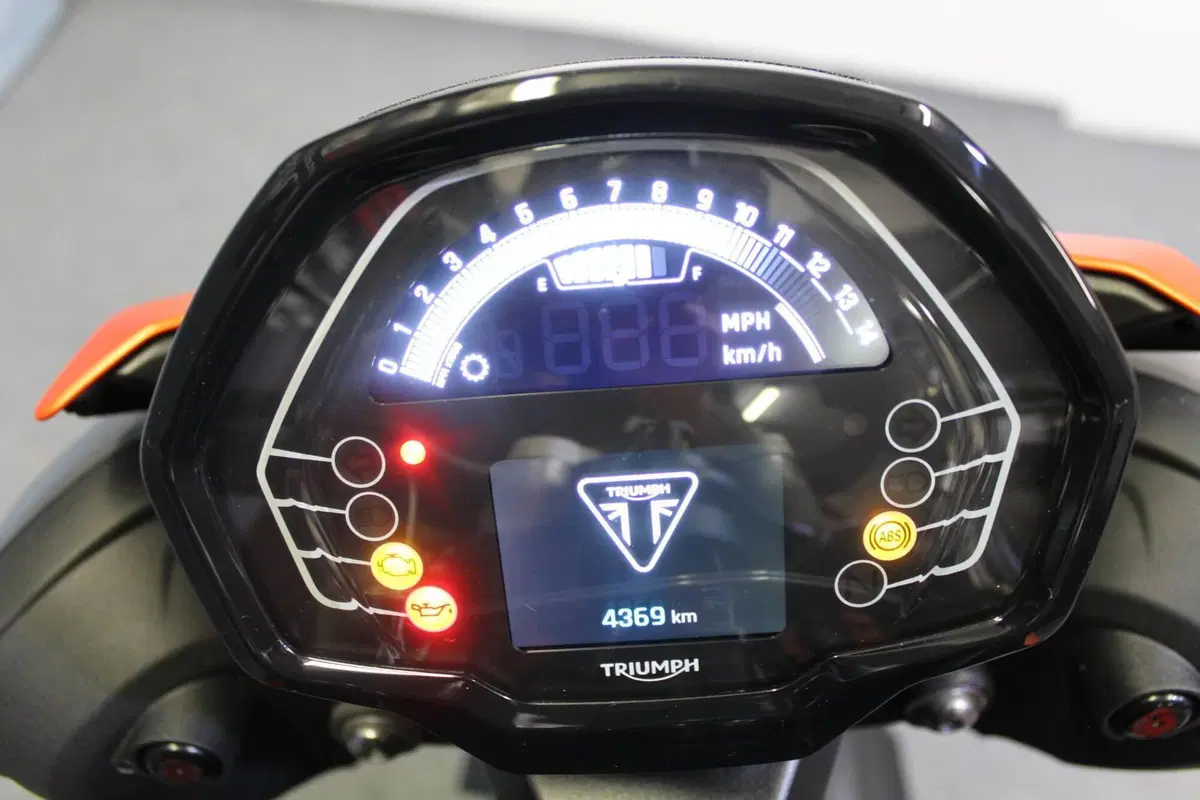 Triumph Street Triple 765 R (2023 - 26) (3)