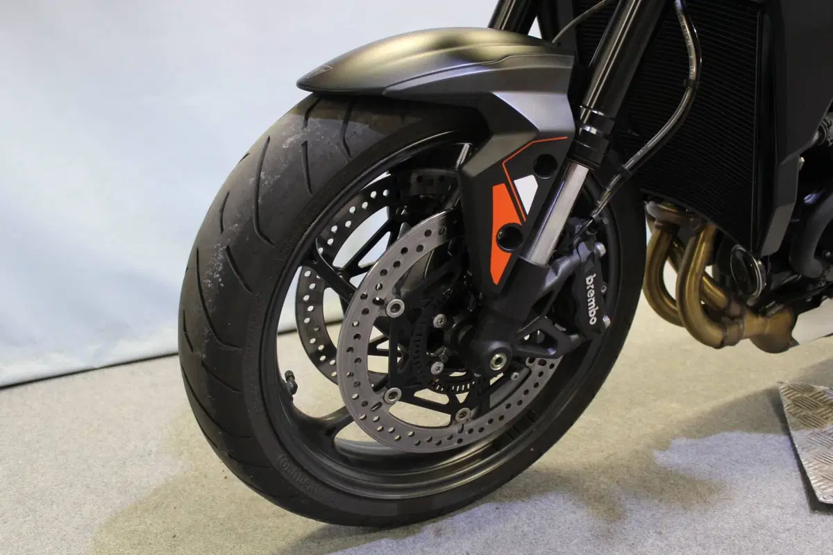 Triumph Street Triple 765 R (2023 - 26) (14)