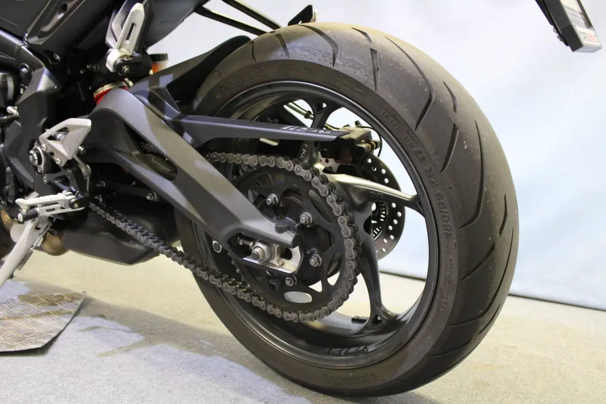 Triumph Street Triple 765 R (2023 - 26) (15)