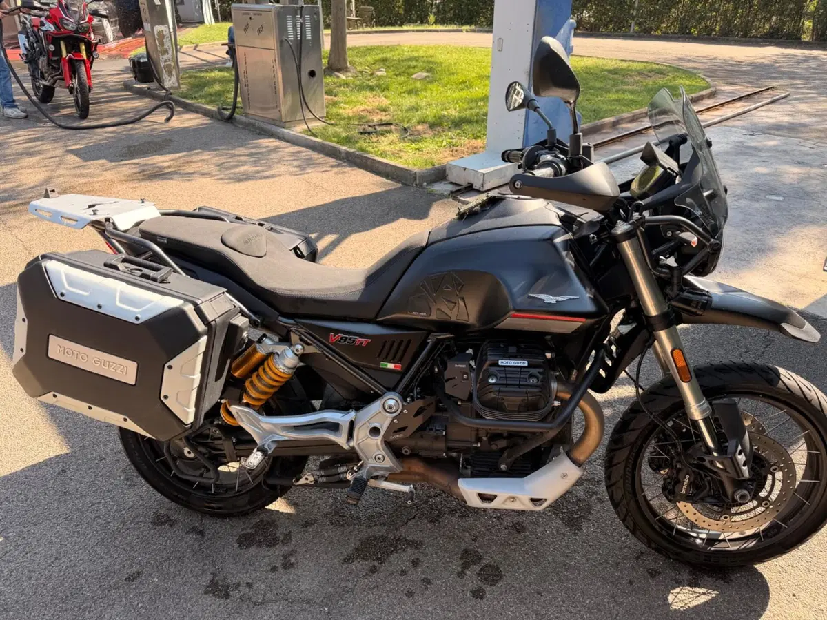 Moto Guzzi V85 TT Centenario (2021 - 22)
