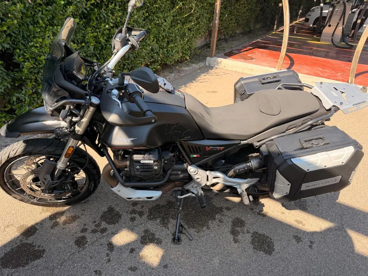 Moto Guzzi V85 TT Centenario (2021 - 22) (2)
