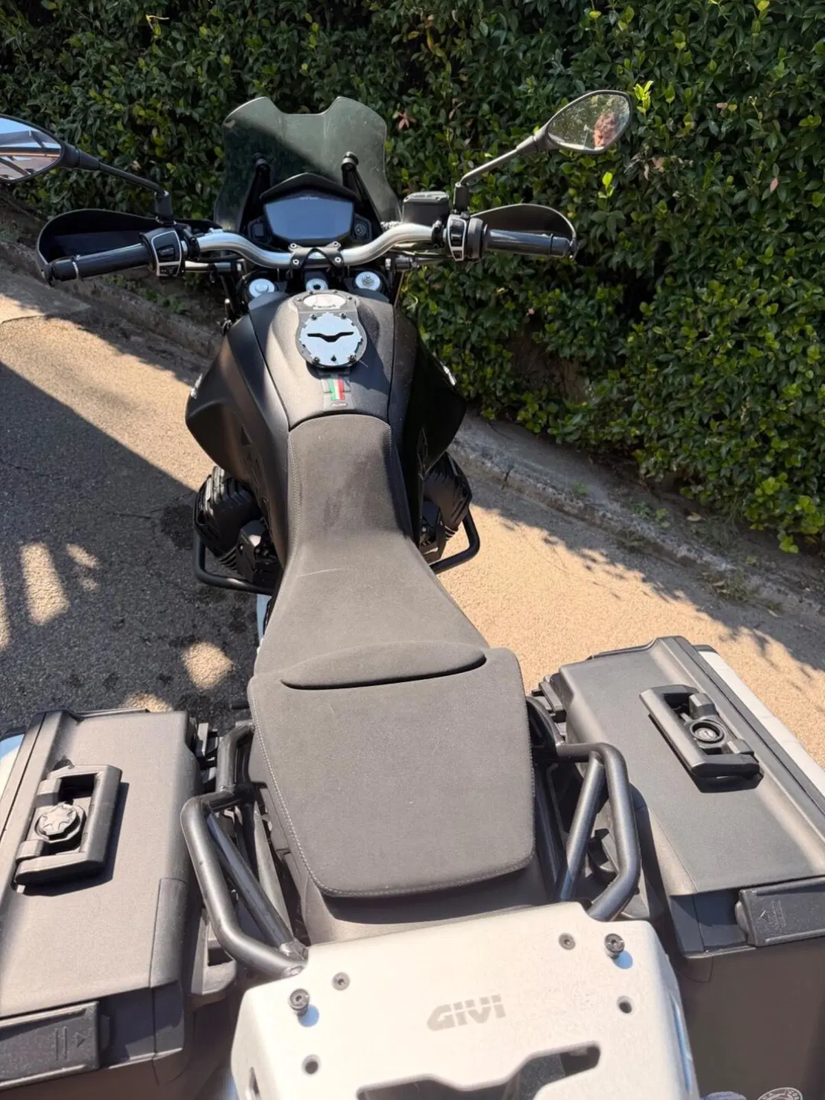 Moto Guzzi V85 TT Centenario (2021 - 22) (4)