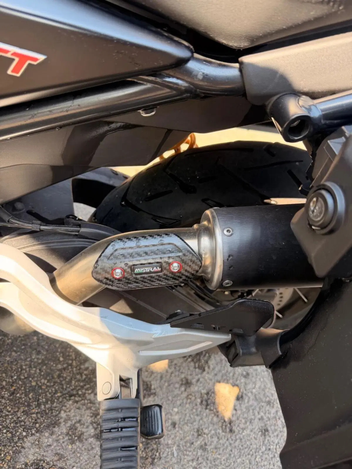 Moto Guzzi V85 TT Centenario (2021 - 22) (8)