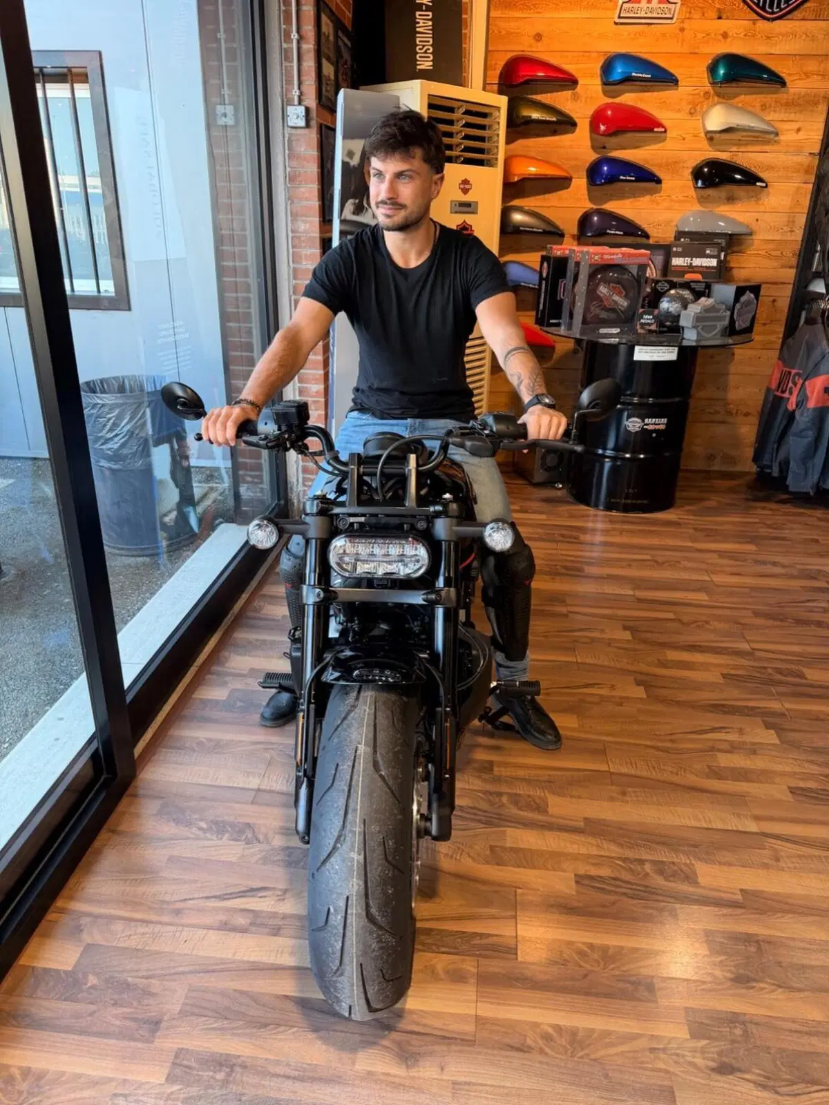 Moto Guzzi V85 TT Centenario (2021 - 22) (9)