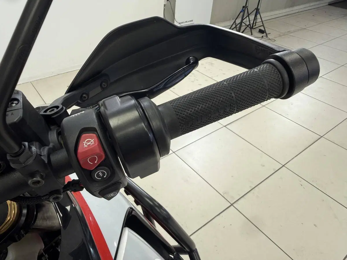 Ducati DesertX (2022 - 25) (11)