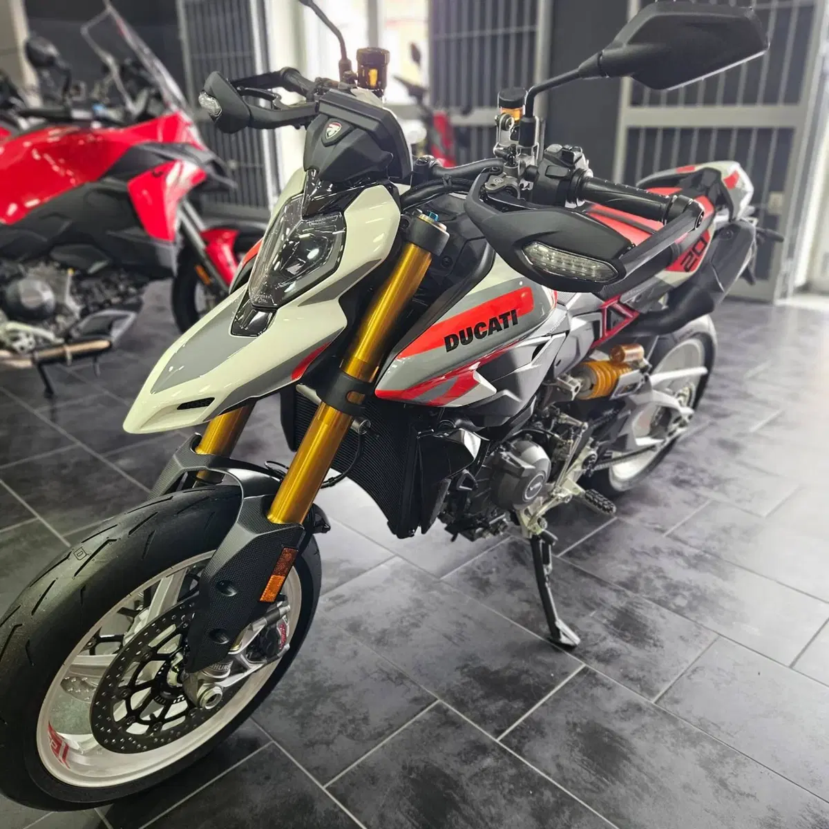 Ducati Hypermotard V2 SP (2026) (2)